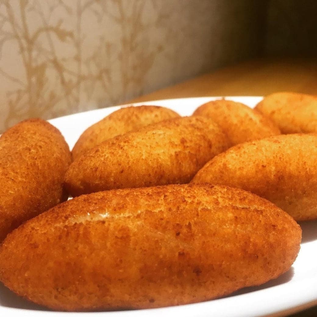 Etxeko kroketak, kanpotik ondo frijituta, plater zuri batean